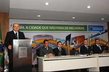 Prefeito e vice participam de encontro na prefeitura de BH.
